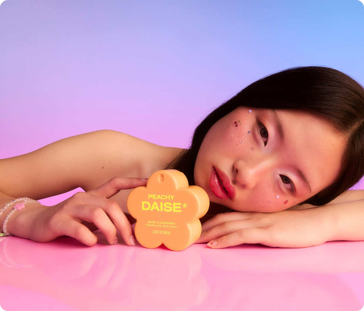 Daise Peachy Berry & Mandarin Fragrance Body Mist 100ml in an official lifestyle photo