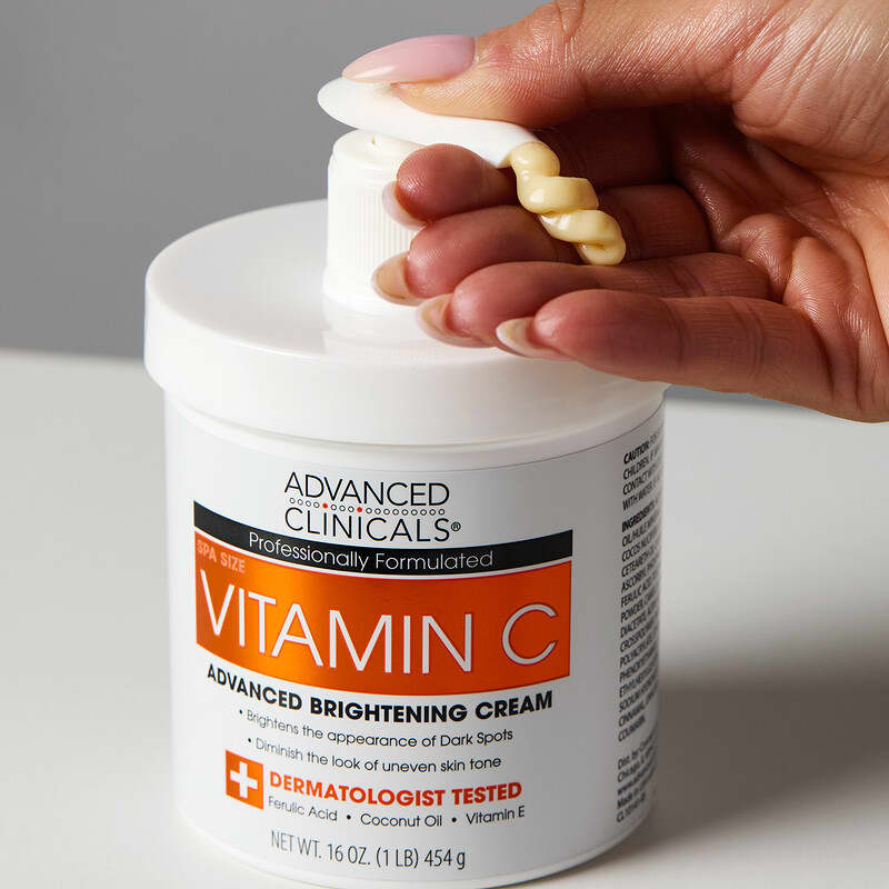 Advanced Clinicals Vitamin C Brightening Cream 454g dispensed from pump onto fingers